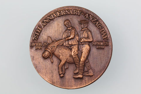 OCEANIC LIFE NZ AUSTRALIA 75 YEARS ANZAC DAY ANNIVERSARY 1915-1990 LAPEL BADGE