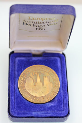 GB 1975 HAMPTON COURT EUROPEAN ARCHITECTURAL HERITAGE YEAR MEDAL